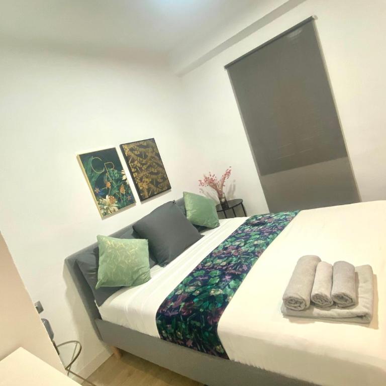 Barcelona Chic Apartments- Free Parking - 10 min BCN center by metro - Two-Bedroom Apartment - 40