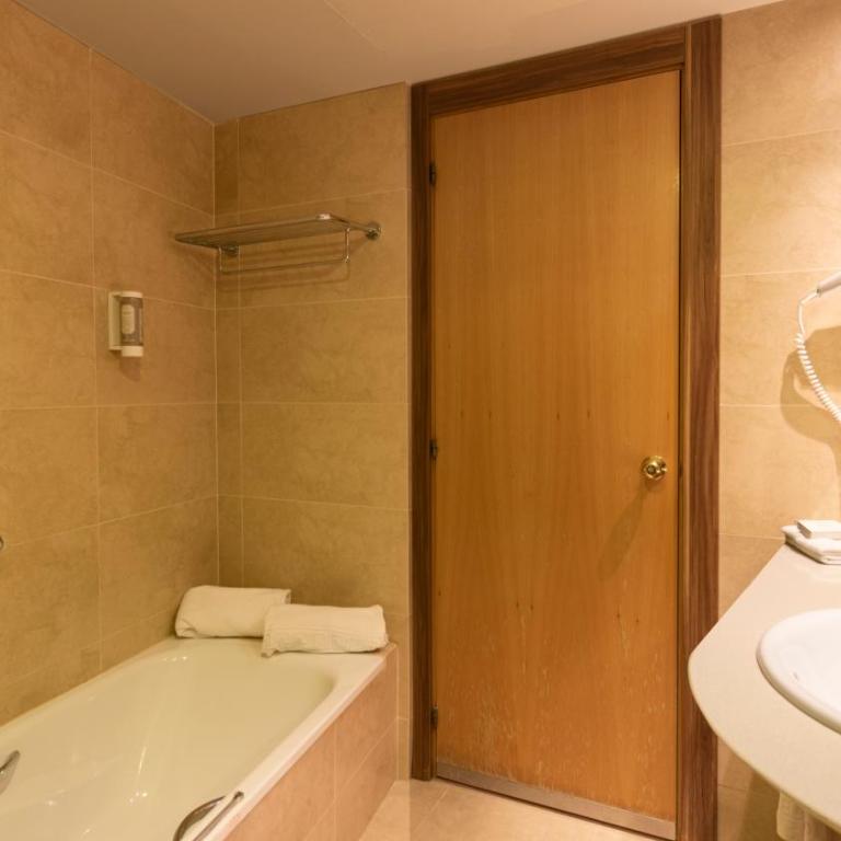 Golden Avenida Family Suites 4 Sup - Suite Familiar con vistas a la piscina (2 adultos) - 3