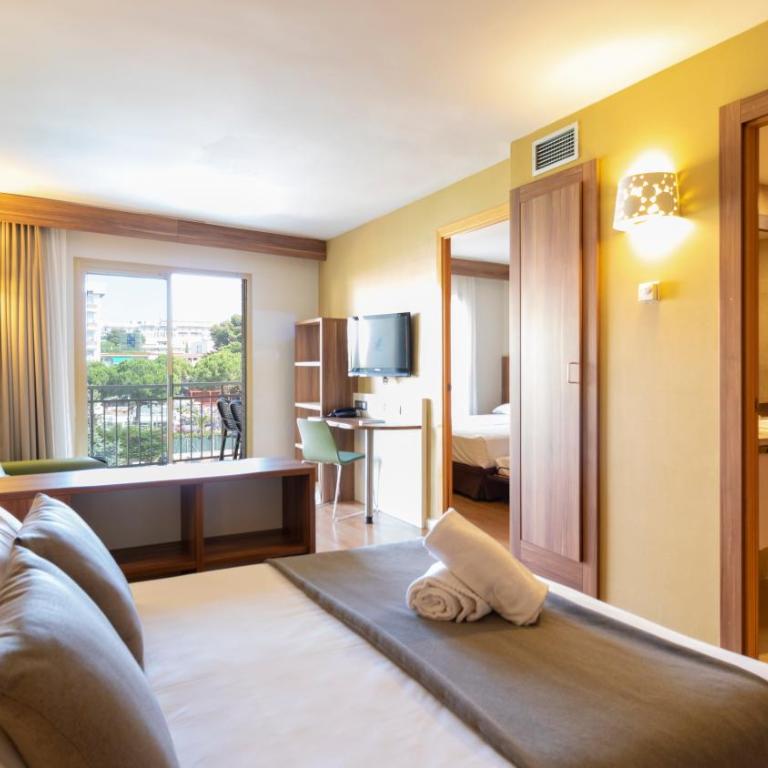 Golden Avenida Family Suites 4 Sup - Suite Familiar con vistas a la piscina (2 adultos) - 1