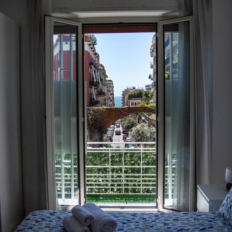 B&B A CASA DI MARCO Salerno CENTRO - Camera Matrimoniale Deluxe con Balcone e Vista Mare - 9