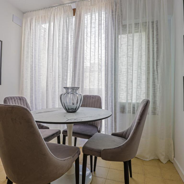 Alcam Books - Apartment with Balcony - 14