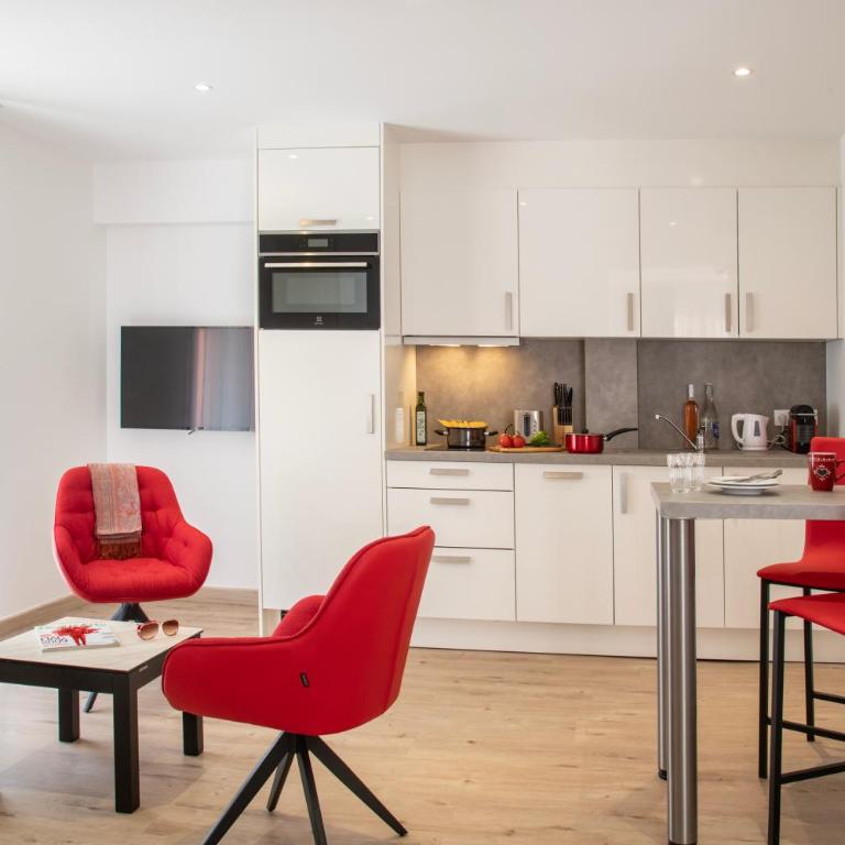 Appartements French Riviera Confidential Centre Ville Juan les Pins proche des plages - Large Studio with Terrace - Staircase Access - 13