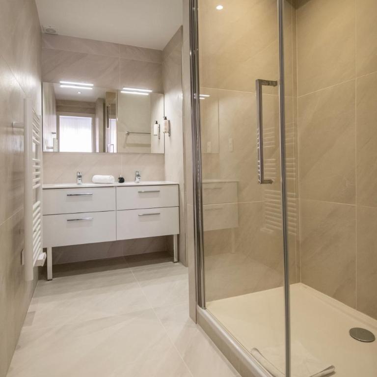 Appartements French Riviera Confidential Centre Ville Juan les Pins proche des plages - Large Studio with Terrace - Staircase Access - 8