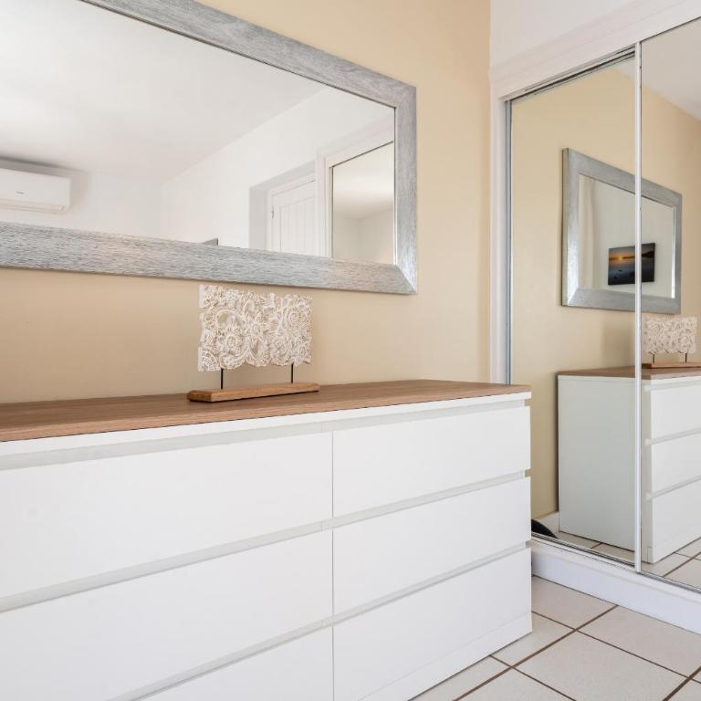 Dona Lola Micaela Beach front duplex 2 bedroom apartment - open sea and beach views surrounded by bars and restaurants - Costa del Sol - CS199 - Apartamento de 2 dormitorios - 29