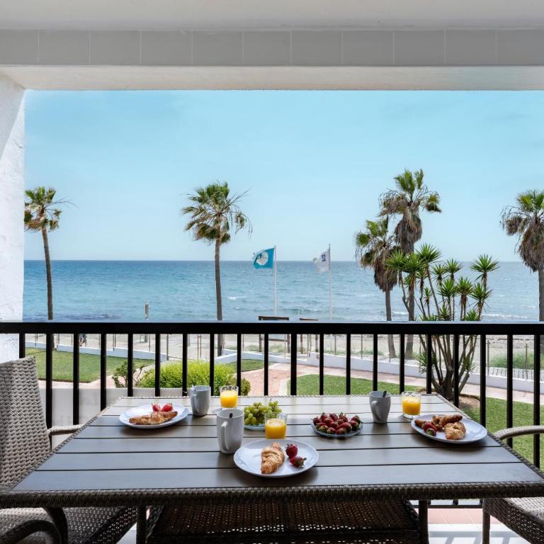 Dona Lola Micaela Beach front duplex 2 bedroom apartment - open sea and beach views surrounded by bars and restaurants - Costa del Sol - CS199 - Apartamento de 2 dormitorios - 42
