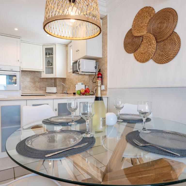 Dona Lola Micaela Beach front duplex 2 bedroom apartment - open sea and beach views surrounded by bars and restaurants - Costa del Sol - CS199 - Apartamento de 2 dormitorios - 43