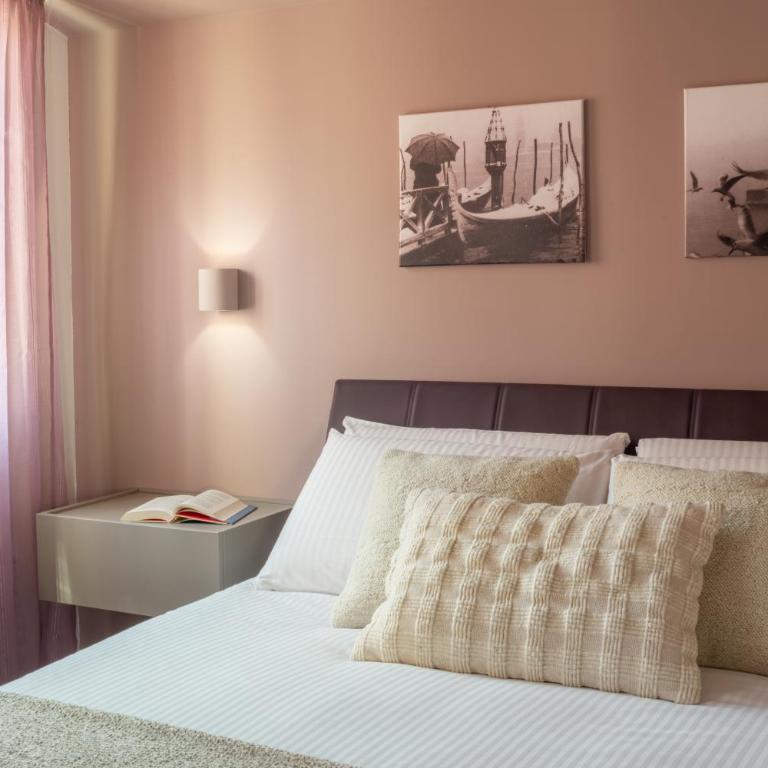 Sant'Aponal Cozy Apartment with Balcony R&R - Two-Bedroom Apartment - 18
