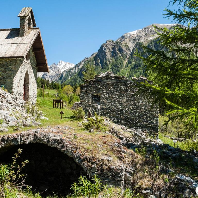 Charming Chalet w/ Mountain & Slope Views, Jacuzzi - Chalet - 40