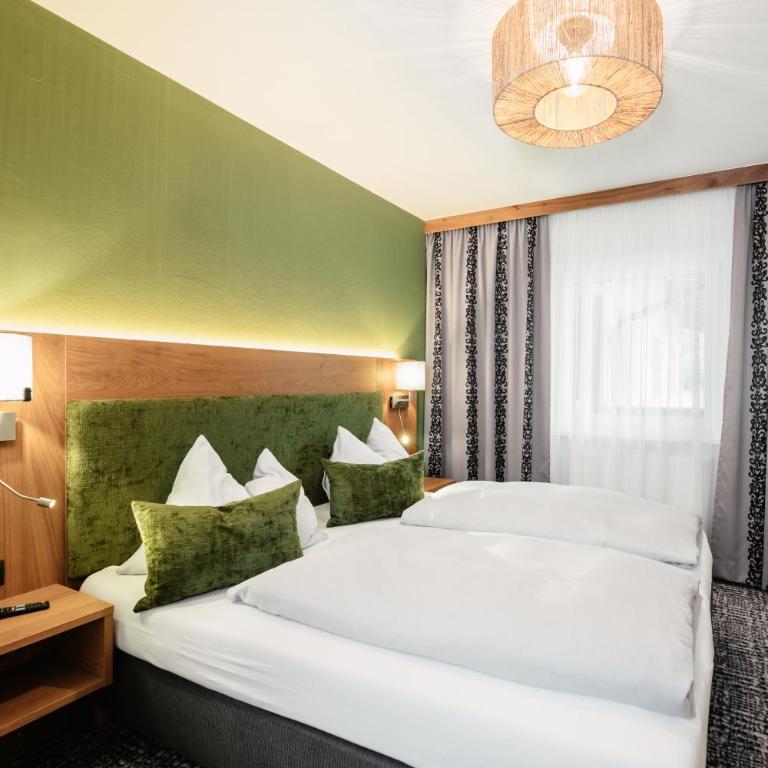 Hotel Schützenhof - Familienzimmer mit Balkon (2 Erwachsene + 2 Kinder) - 1