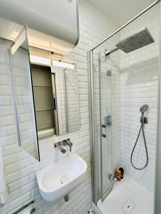 Lescostreet-Vue Tour Eiffel, balcon filant, hyper-centre Paris - One-Bedroom Apartment - 7