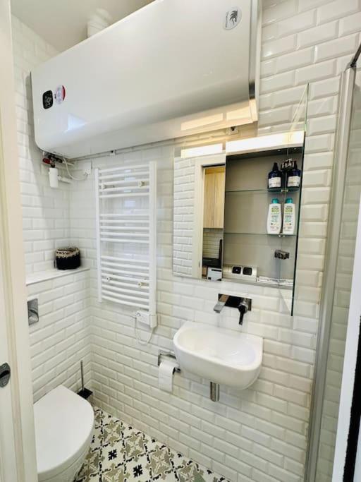 Lescostreet-Vue Tour Eiffel, balcon filant, hyper-centre Paris - One-Bedroom Apartment - 15