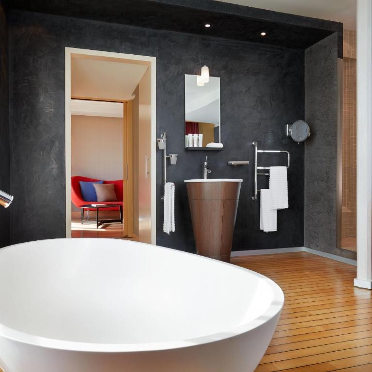 Le Méridien Beach Plaza - Design Suite mit 1 Schlafzimmer, Kingsize-Bett und eingeschränktem Meerblick - 3