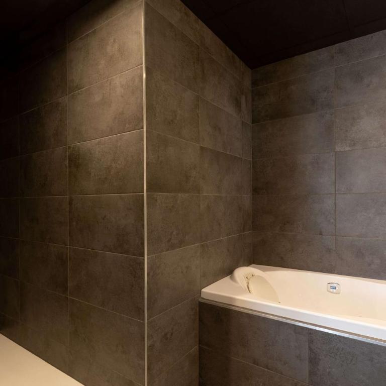 Best Western Plus Monopole Métropole - Grande Chambre Lit Queen-Size Premium avec Baignoire d'Hydromassage - Non-Fumeurs - 5