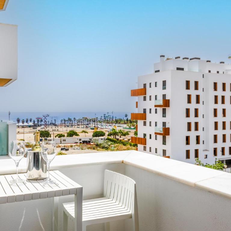 A&N Ocean Breeze Retreat with Pool Torre del Mar - Apartment with Balcony - 11