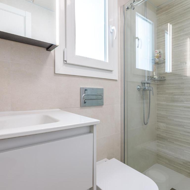 A&N Ocean Breeze Retreat with Pool Torre del Mar - Apartment with Balcony - 14