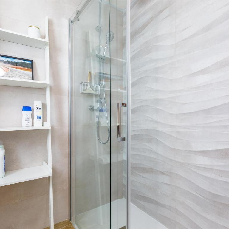 A&N Ocean Breeze Retreat with Pool Torre del Mar - Apartment with Balcony - 7