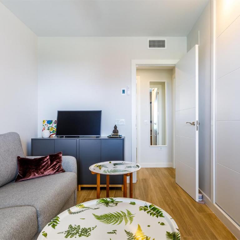 A&N Ocean Breeze Retreat with Pool Torre del Mar - Apartment with Balcony - 18