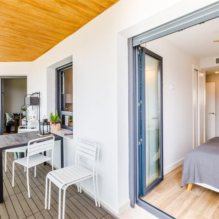 A&N Ocean Breeze Retreat with Pool Torre del Mar - Apartment with Balcony - 22