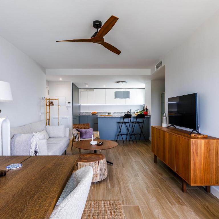 A&N Ocean Breeze Retreat with Pool Torre del Mar - Apartment with Balcony - 37