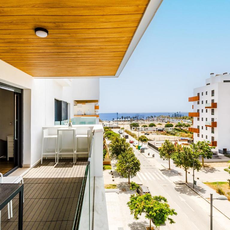 A&N Ocean Breeze Retreat with Pool Torre del Mar - Apartment with Balcony - 9