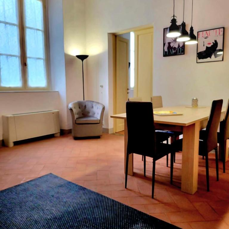 LA VILLA APARTMENTS - Convenient for Sardinia and Corsica - 4-5 beds -Private Parking included with Camera - Appartamento con 2 Camere da Letto - 4