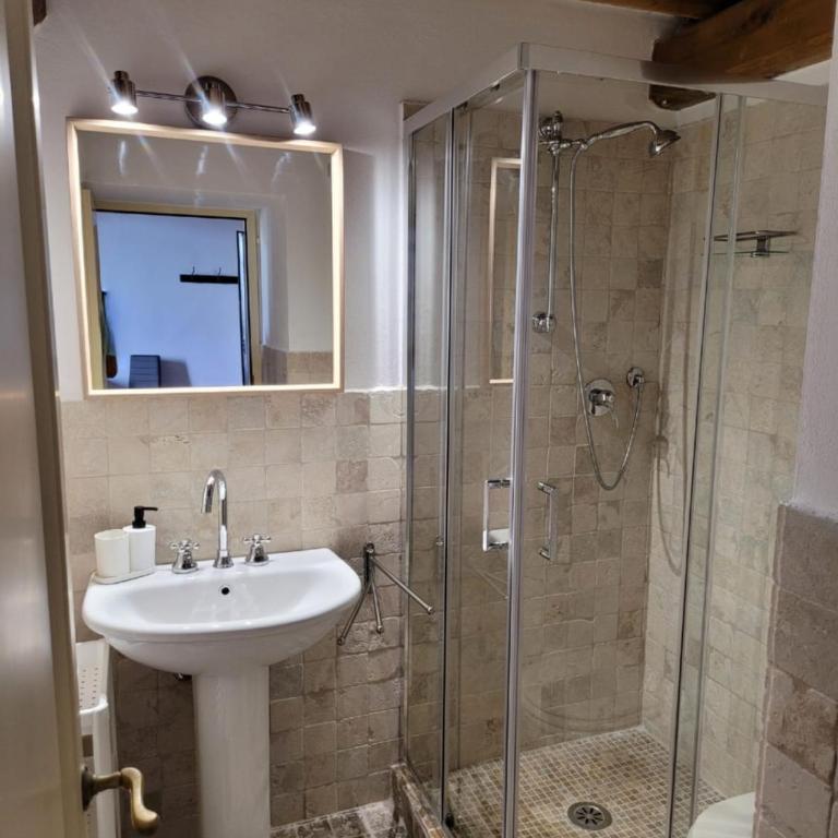 LA VILLA APARTMENTS - Convenient for Sardinia and Corsica - 4-5 beds -Private Parking included with Camera - Appartamento con 2 Camere da Letto - 11