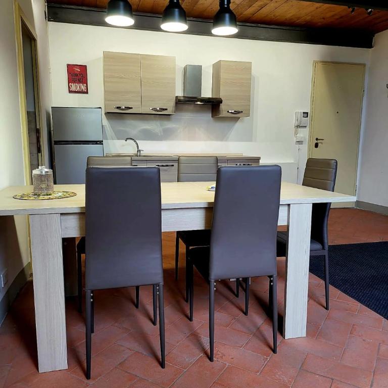 LA VILLA APARTMENTS - Convenient for Sardinia and Corsica - 4-5 beds -Private Parking included with Camera - Appartamento con 2 Camere da Letto - 6