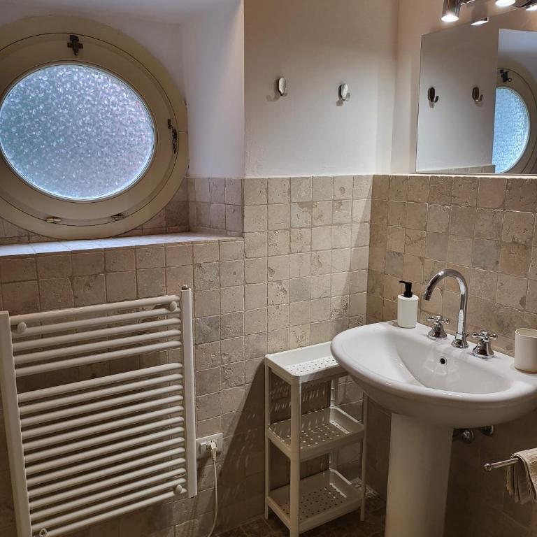 LA VILLA APARTMENTS - Convenient for Sardinia and Corsica - 4-5 beds -Private Parking included with Camera - Appartamento con 2 Camere da Letto - 9