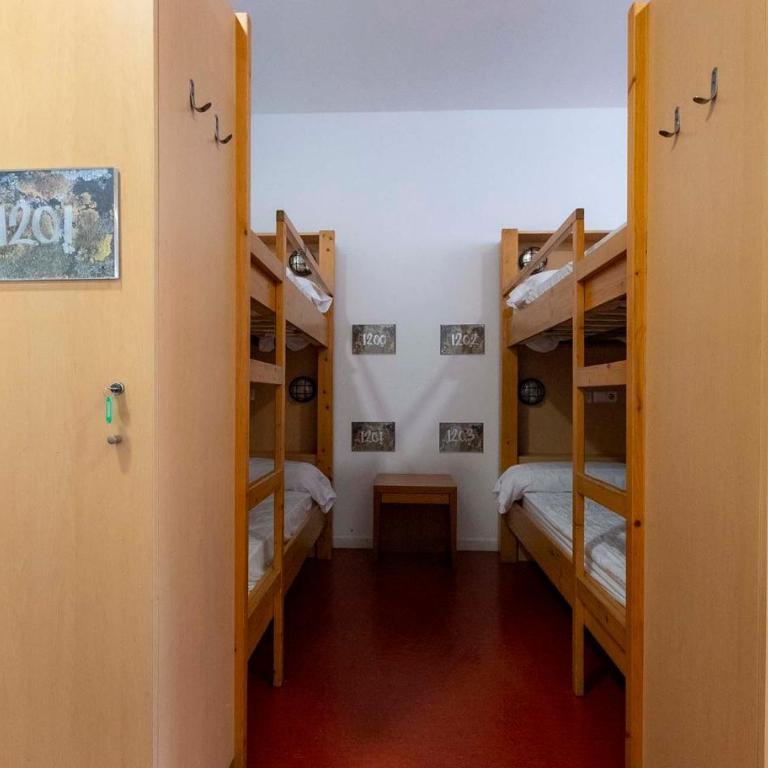 Inout - Bed in 10-Bed Mixed Dormitory Room with Private Bathroom - 10