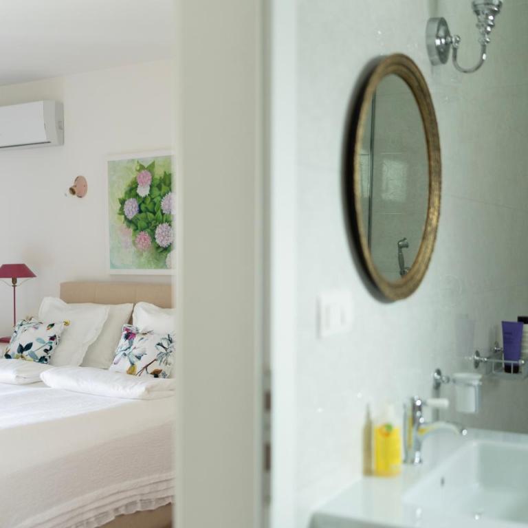Nomad Rooms - Deluxe Double Room with Balcony - 6