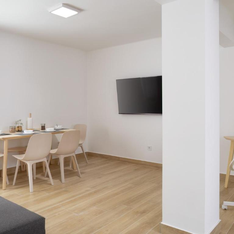 3 hab dobles, 2 baños, AC, junto al Casco Viejo OL - Three-Bedroom Apartment - 3
