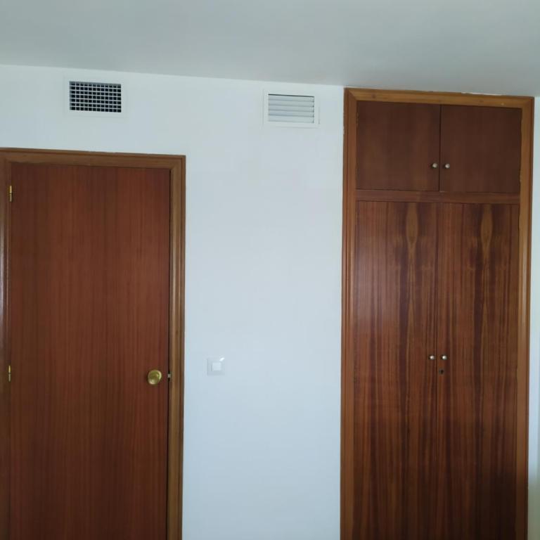 Apartamento con vistas al mar y buena ubicación - Three-Bedroom Apartment - 23
