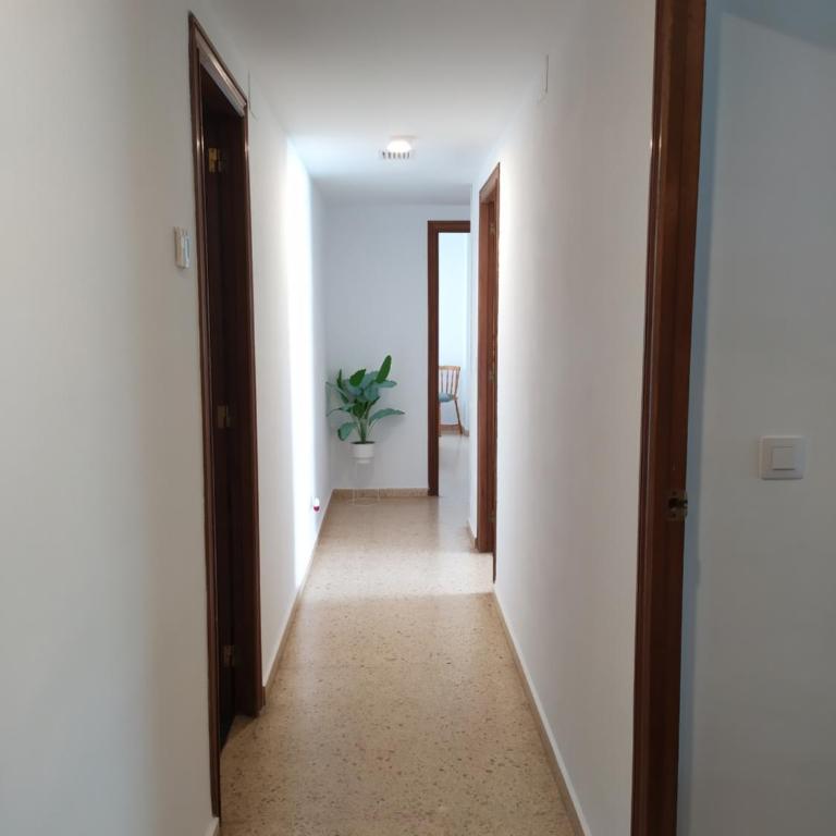 Apartamento con vistas al mar y buena ubicación - Three-Bedroom Apartment - 12