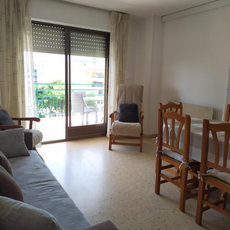 Apartamento con vistas al mar y buena ubicación - Three-Bedroom Apartment - 17