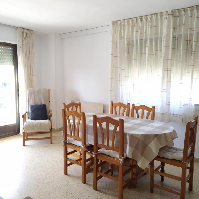Apartamento con vistas al mar y buena ubicación - Three-Bedroom Apartment - 14