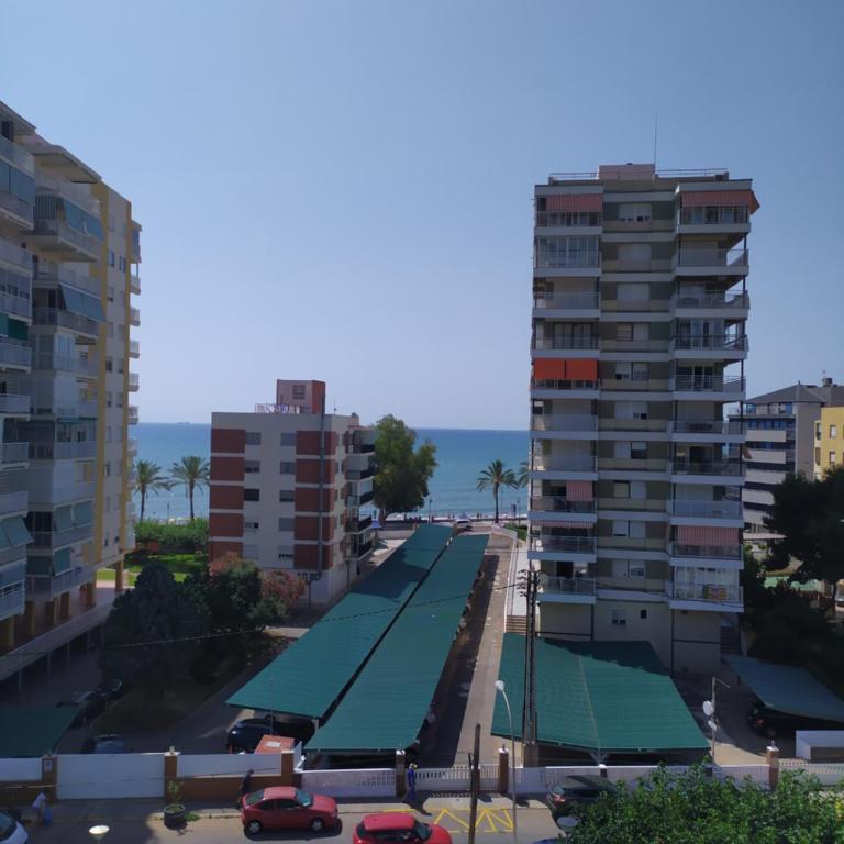 Apartamento con vistas al mar y buena ubicación - Three-Bedroom Apartment - 6