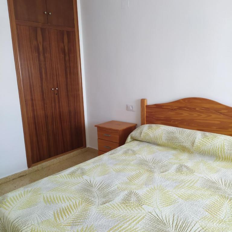 Apartamento con vistas al mar y buena ubicación - Three-Bedroom Apartment - 26