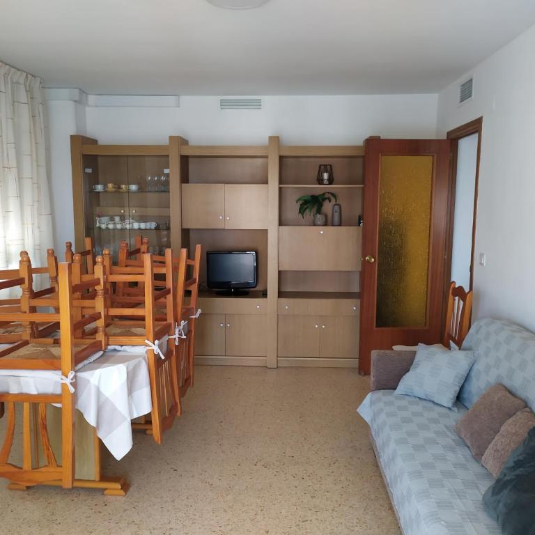 Apartamento con vistas al mar y buena ubicación - Three-Bedroom Apartment - 15