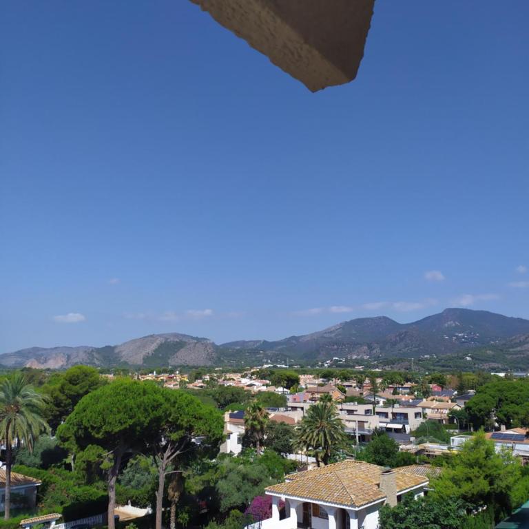 Apartamento con vistas al mar y buena ubicación - Three-Bedroom Apartment - 10