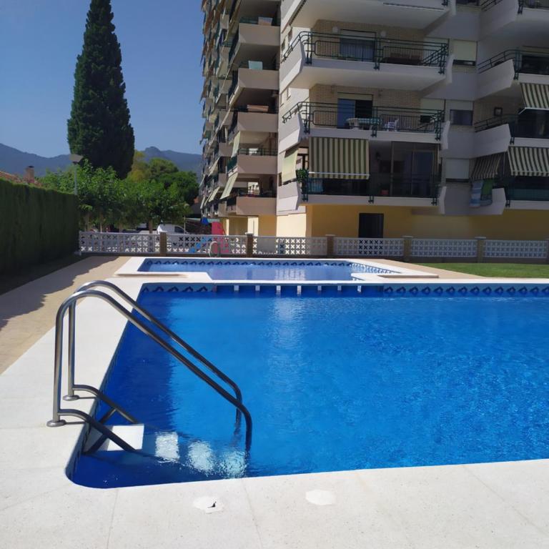 Apartamento con vistas al mar y buena ubicación - Three-Bedroom Apartment - 5