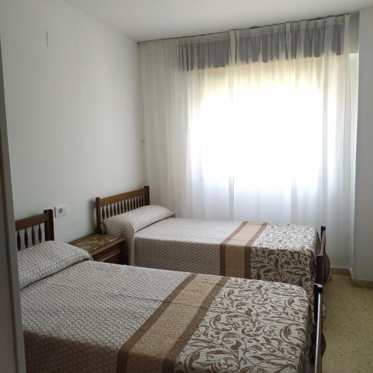 Apartamento con vistas al mar y buena ubicación - Three-Bedroom Apartment - 28