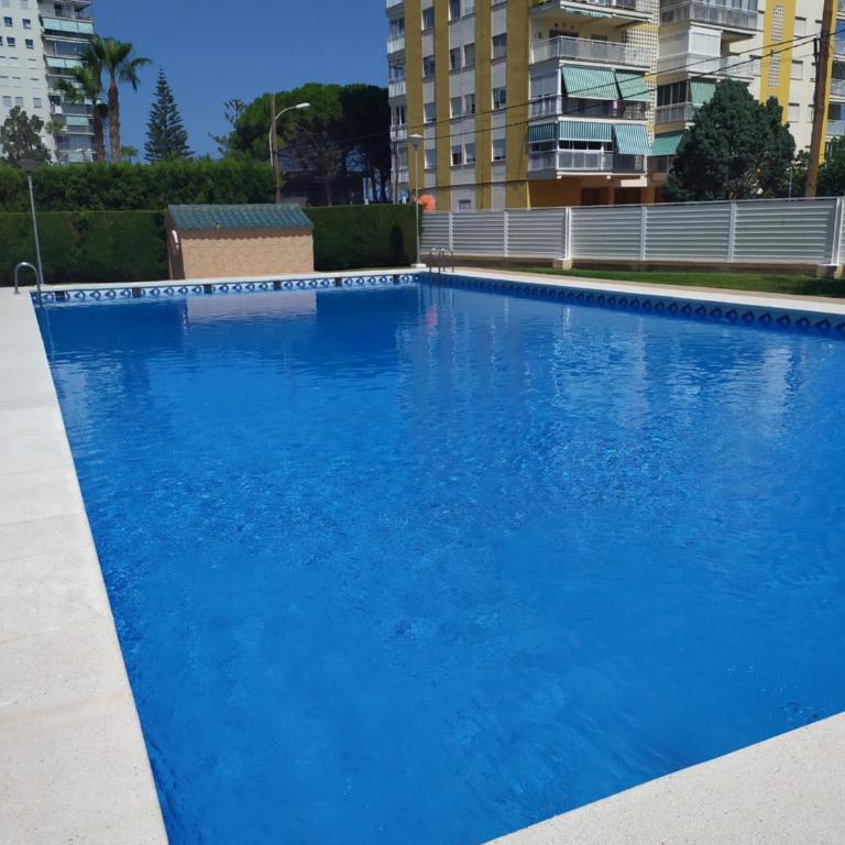 Apartamento con vistas al mar y buena ubicación - Three-Bedroom Apartment - 2
