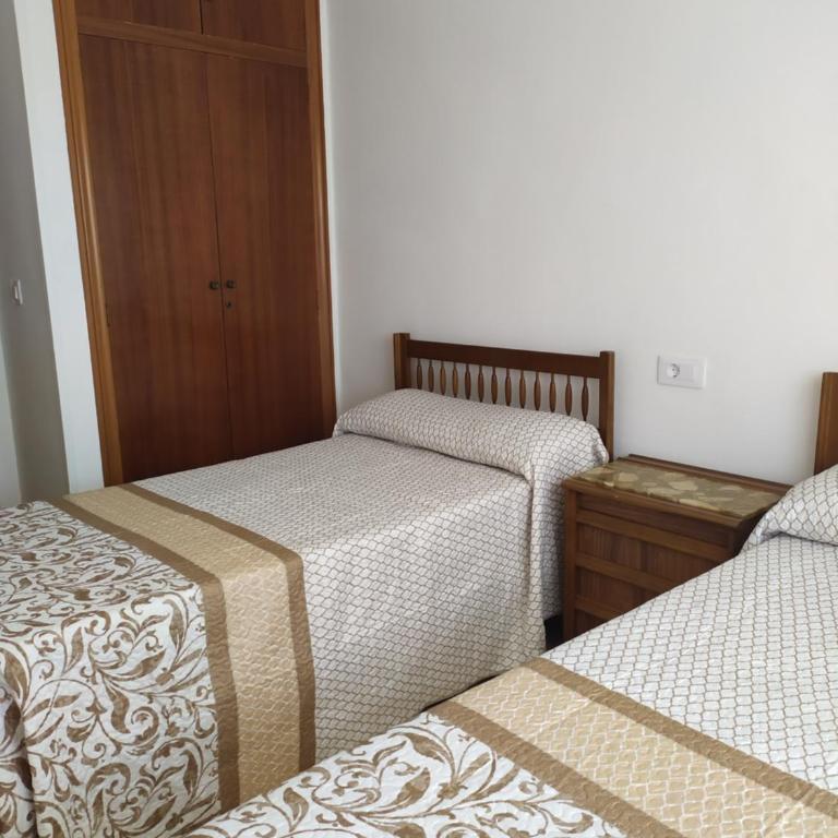 Apartamento con vistas al mar y buena ubicación - Three-Bedroom Apartment - 27