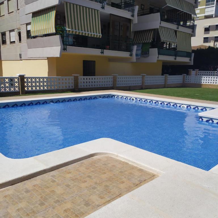 Apartamento con vistas al mar y buena ubicación - Three-Bedroom Apartment - 4