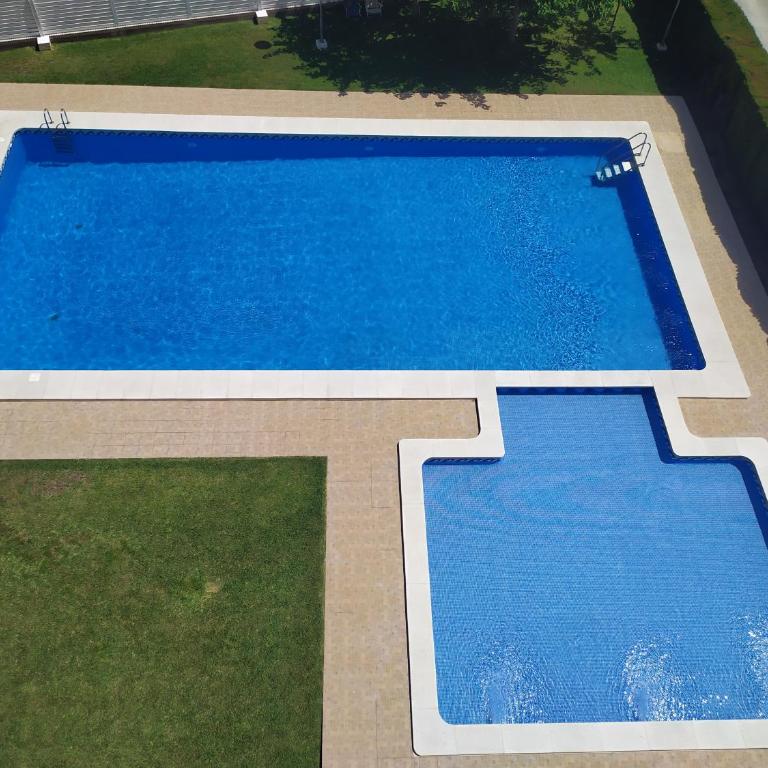 Apartamento con vistas al mar y buena ubicación - Three-Bedroom Apartment - 1