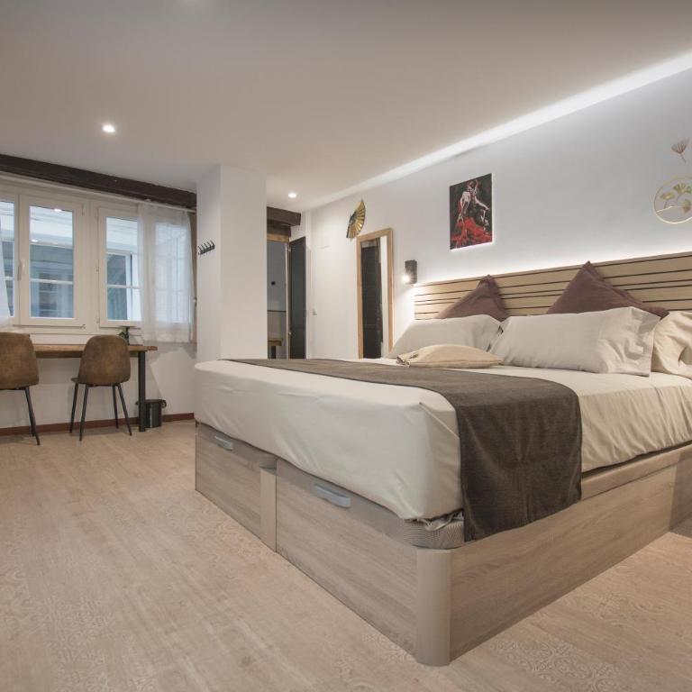 Emilysuites - Malaga Centro Historico - Deluxe King Room - 1
