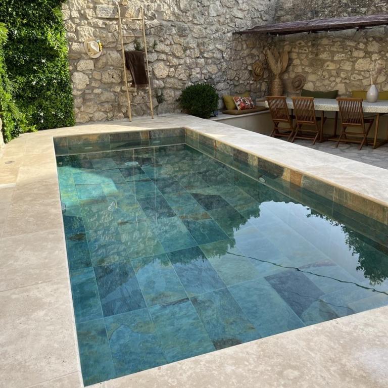 Maison en pierre avec piscine, 6 couchages, située au cœur de Mallemort, Provence. - FR-1-658-25 - Maison de Vacances - 2
