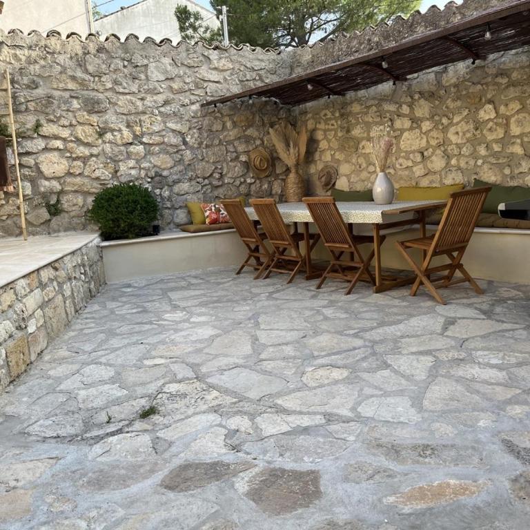 Maison en pierre avec piscine, 6 couchages, située au cœur de Mallemort, Provence. - FR-1-658-25 - Maison de Vacances - 14