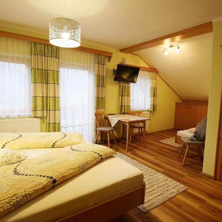 Haufhof-Pension am Bauernhof, Haus im Ennstal bei Schladming - Familienzimmer mit Balkon - 9