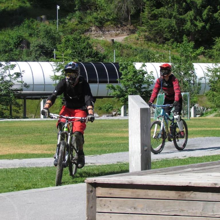 Laax with indoor and outside pool, sauna, 200 Meter to Ski lift , Fitnessroom, Tennis Place, Joyroom, Parkstadion Reserve - Apartment mit 1 Schlafzimmer - 49